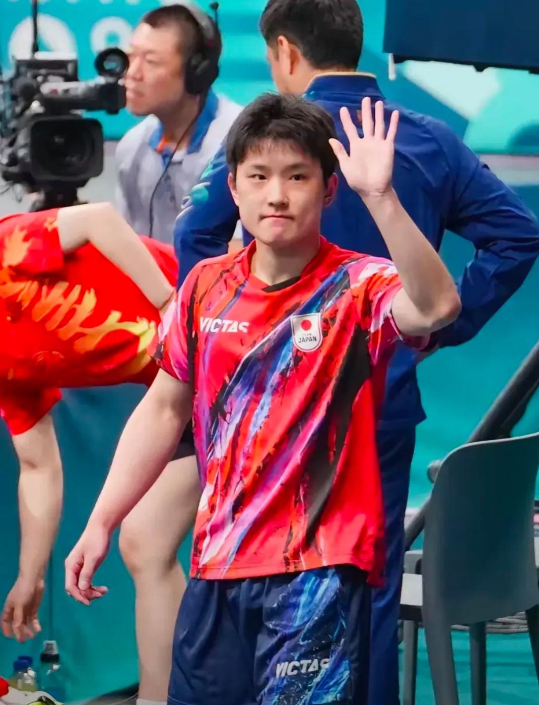 张本智和赛后谦逊发言登热搜，本菲卡大胜辽宁男篮引发热议的简单介绍